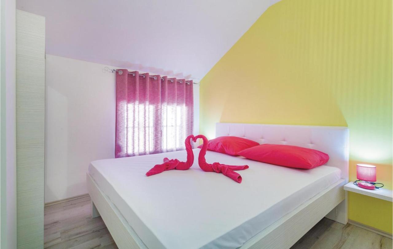 Lovely Apartment In Kastel Stafilic With Jacuzzi Kastela Exterior photo