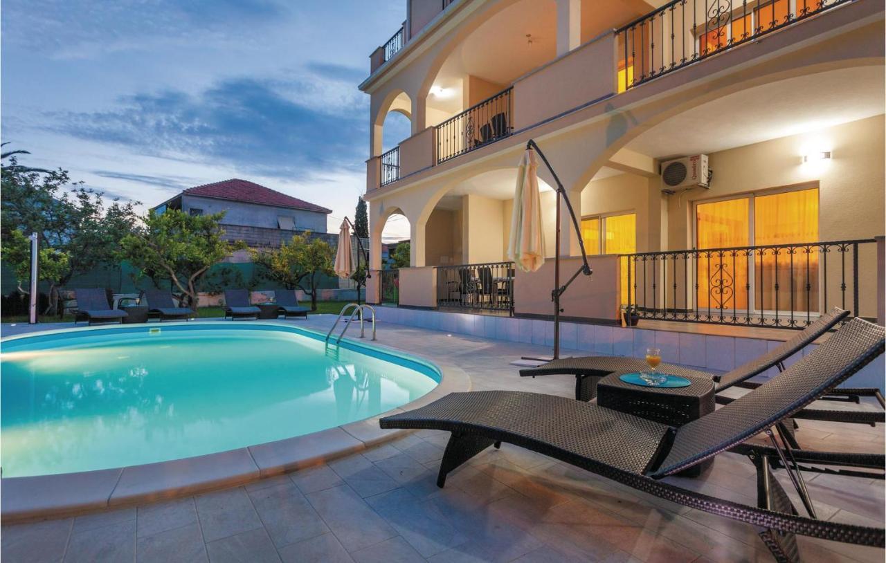 Lovely Apartment In Kastel Stafilic With Jacuzzi Kastela Exterior photo