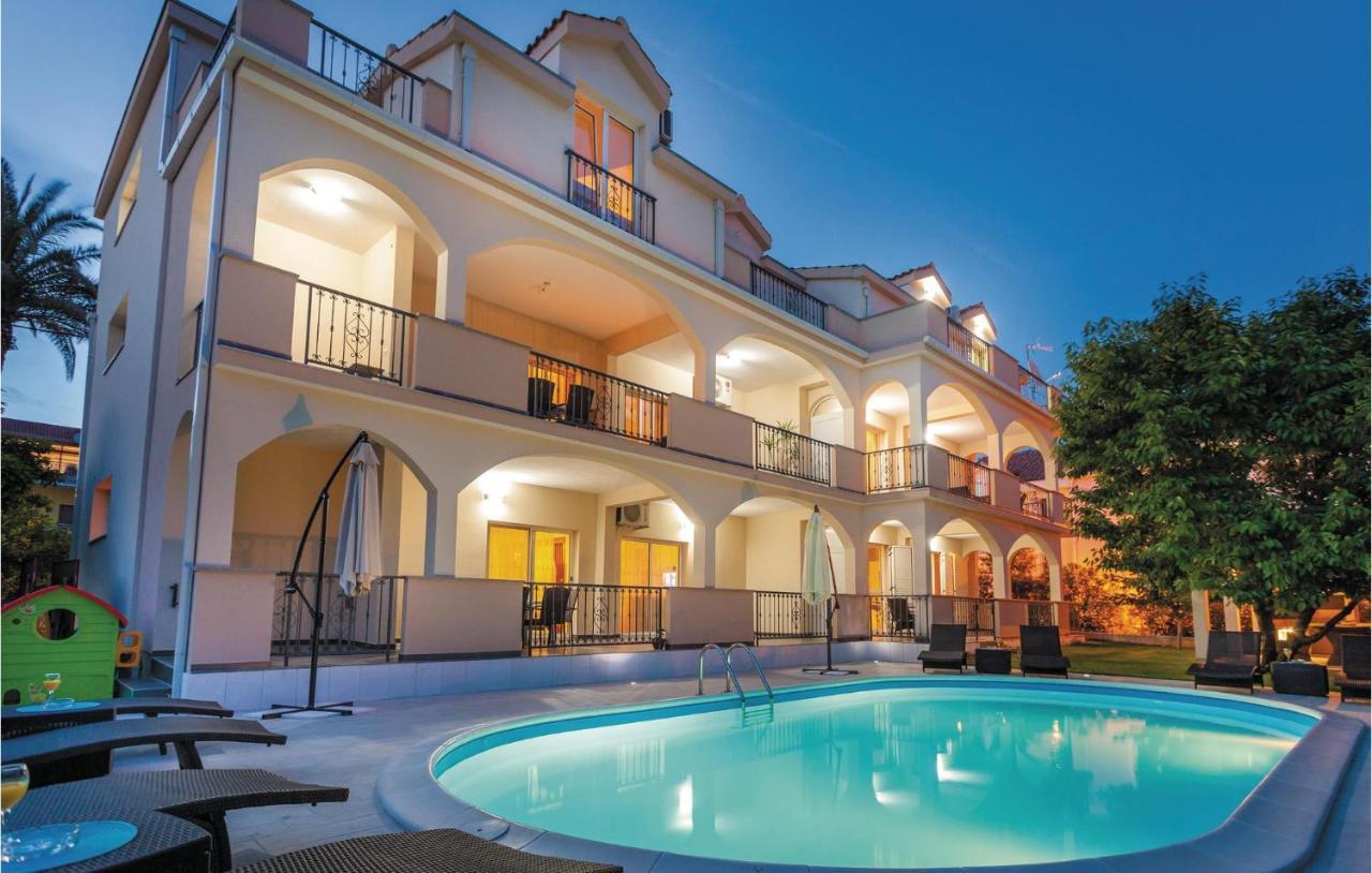 Lovely Apartment In Kastel Stafilic With Jacuzzi Kastela Exterior photo