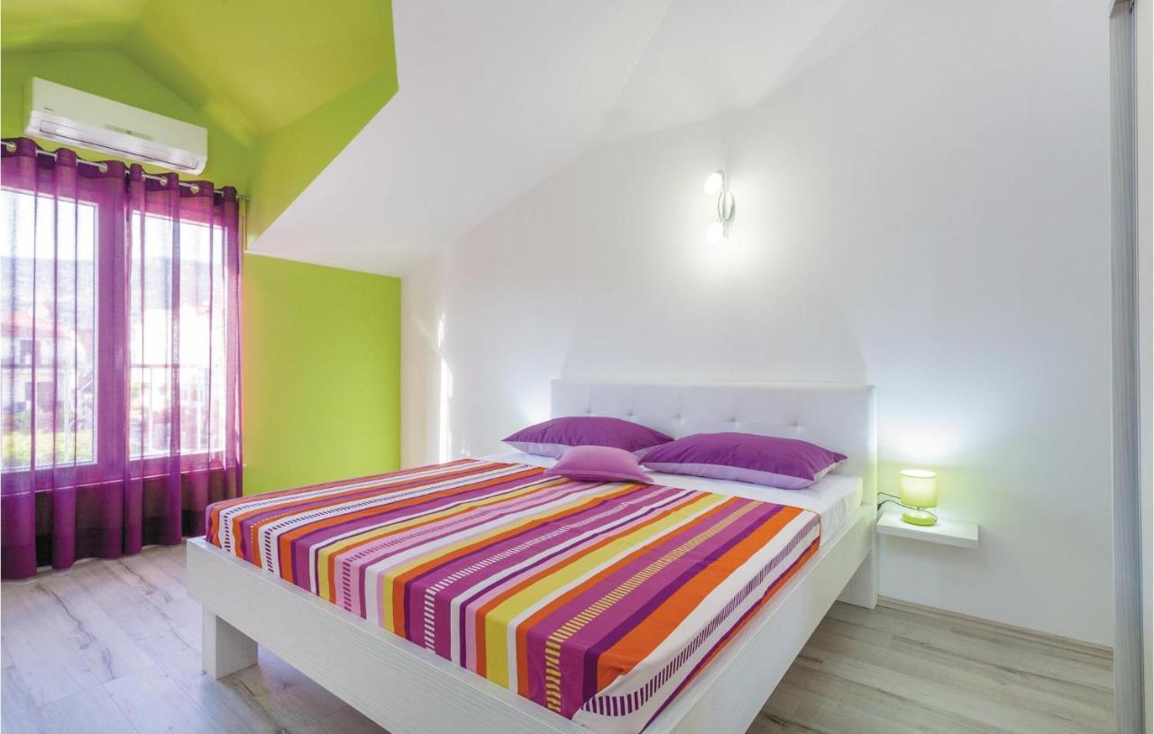 Lovely Apartment In Kastel Stafilic With Jacuzzi Kastela Exterior photo