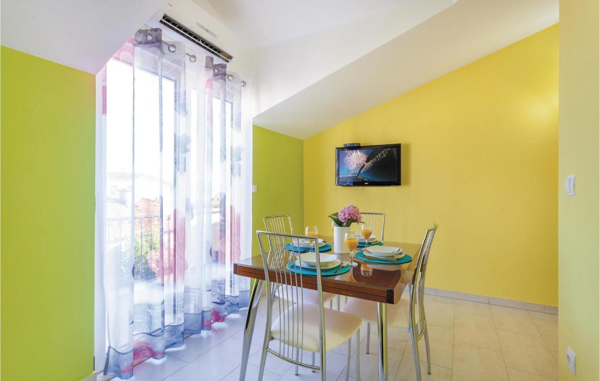 Lovely Apartment In Kastel Stafilic With Jacuzzi Kastela Exterior photo